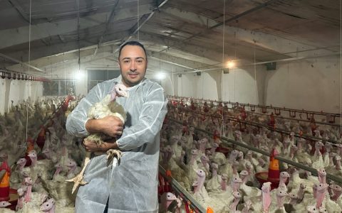 Ruslan Carașciucenco cu curcan la ferma Carneville